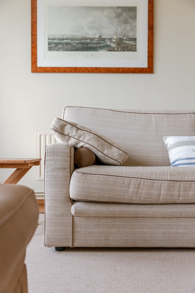 Huswell - Stunning Views Prime Location