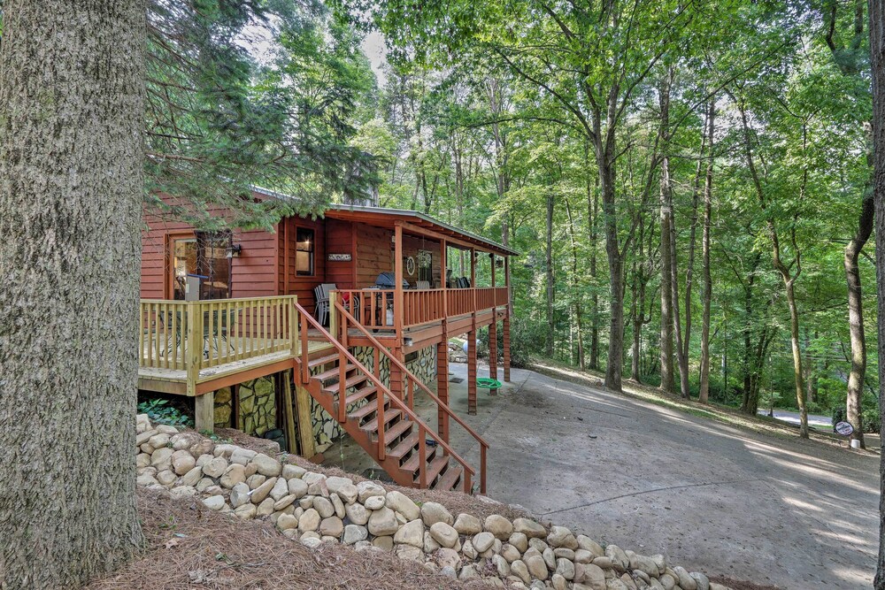Idyllic Blue Ridge Cabin ~ 1 Mi to Downtown! view 4