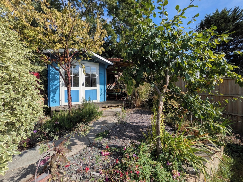 Cherry View House. 3-beds - Sleeps up to 8, Garden & Parking. Short Stays of all Types Welcome