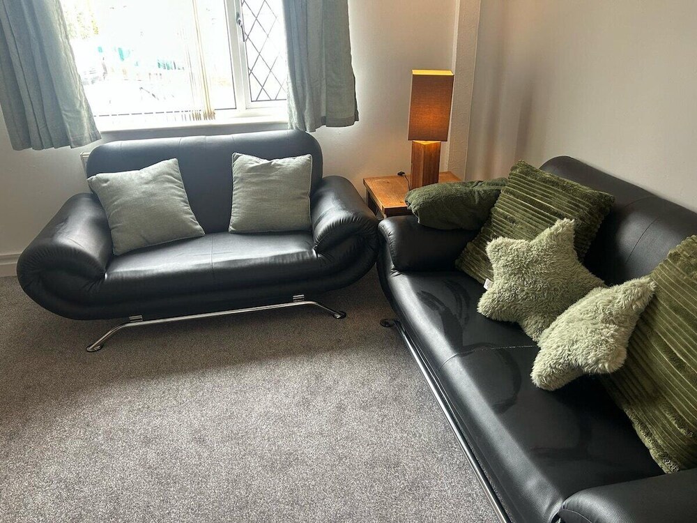 Family & Group Stay 3 Bedroom Swansea Home