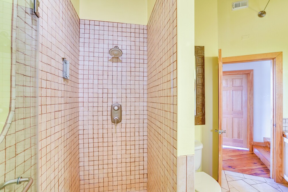 Oceanfront Home w/ Beach Access in Galveston