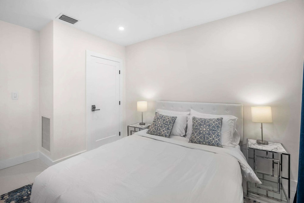 Uhost AI 4-unit Gem Mins to Las Olas Beach