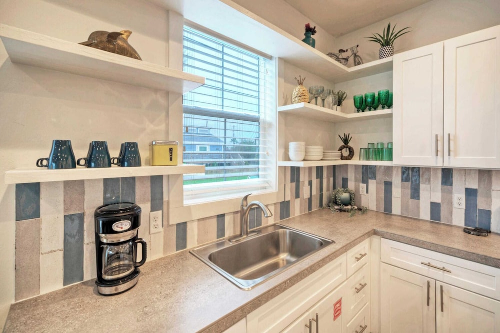 Sleeps 20 2 Homes in Mercer Village w/ Pool Heart of Old Town, Walkable