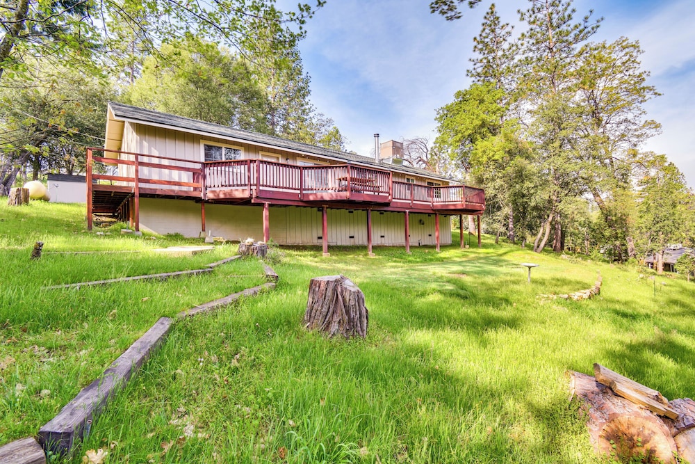 Sierra Serenity: Scenic Mtn Escape w/ Game Room