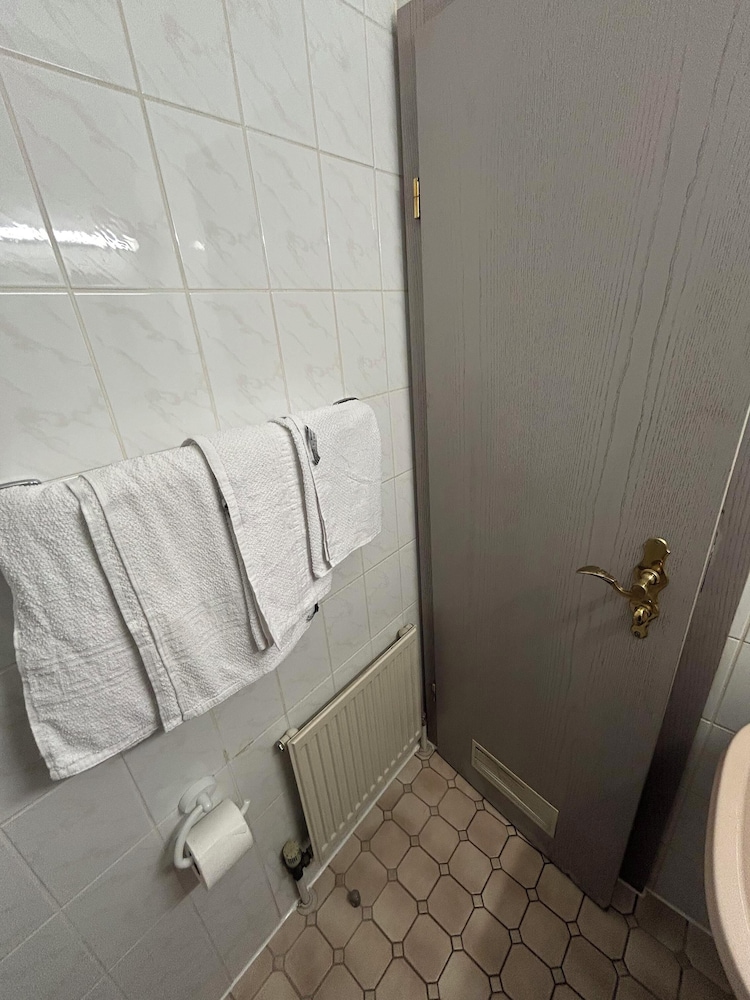 2-Rent Group Hostel Rooms AUB162