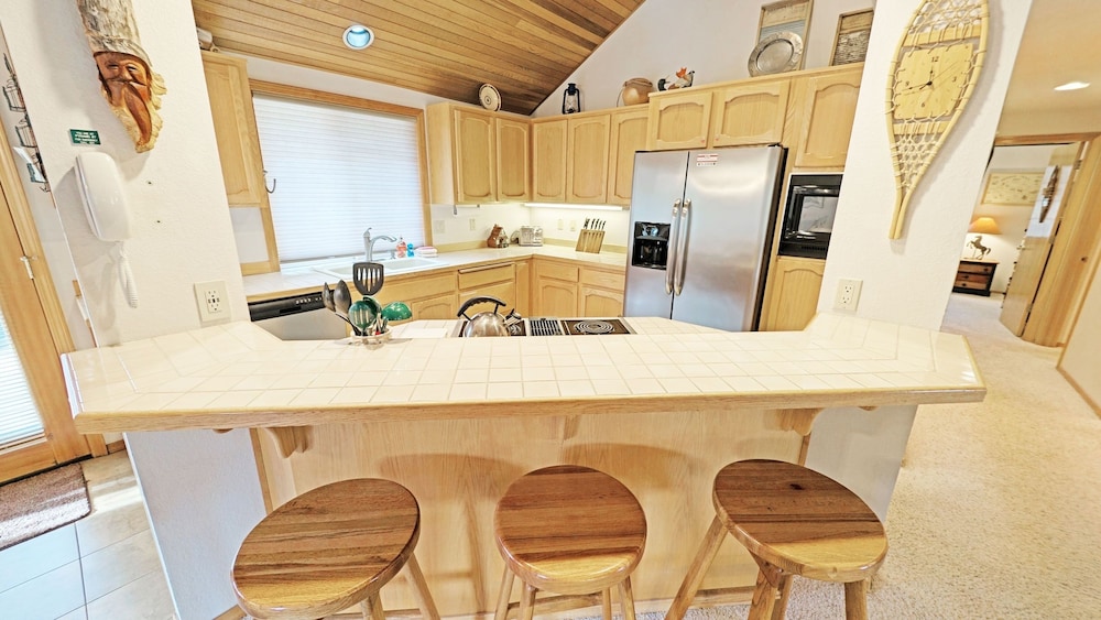 Snowshoe Inn-pyramid Mtn 7 3 Bedroom Home