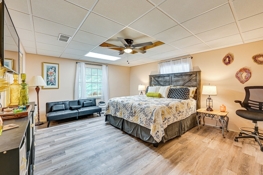 Easy I-30 Access: Cozy Texarkana Apt w/ Essentials