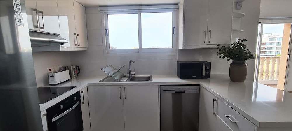 Phaedrus Living: Cityview Luxury Flat Walnut Grove 304 view 3