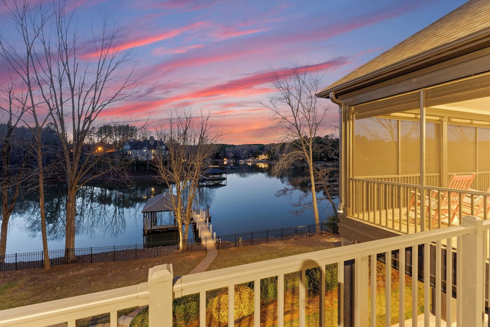 Luxury Lakefront Stay Private Dock, Indoor/outdoor Pool The Retreat