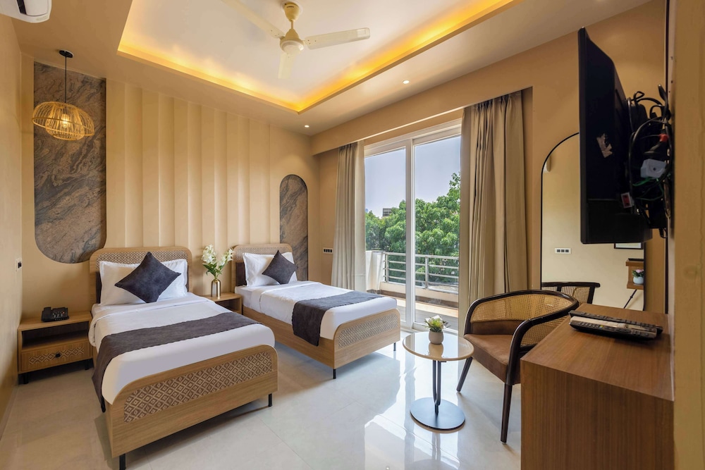 Saltstayz Premier - Sector 50 & Golf Course Ext Road