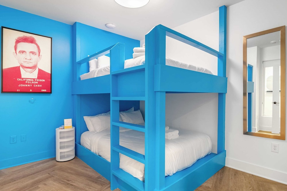 Dual Bachelor Pads w/ Rooftop Lounge & Games Sleeps 26 5 Min to Broadway