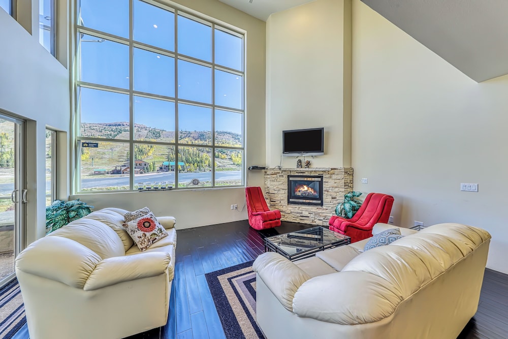 Modern 1BR Mountain View Balcony Steps to Lift