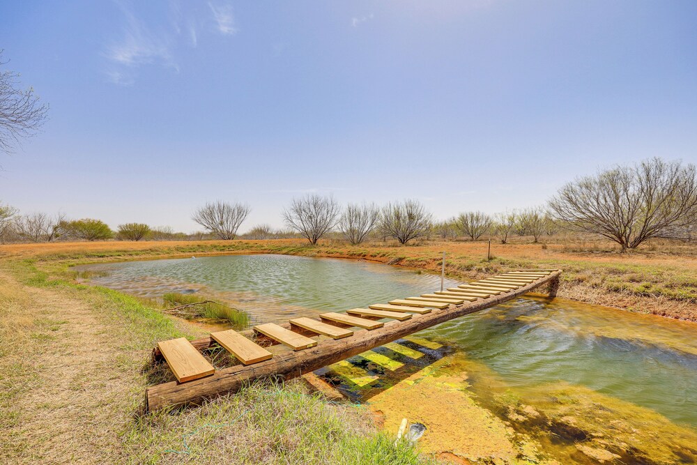 Hike, Hunt & Fish: Pet-friendly Studio in Dilley!