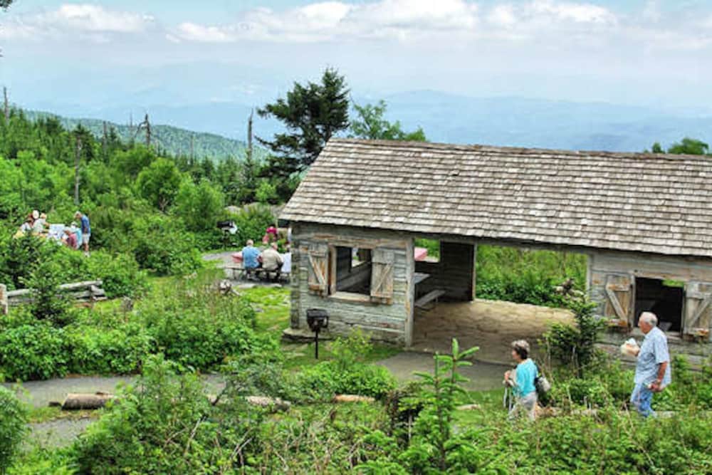 5 BR House- Mt Mitchell Golf Course on the River