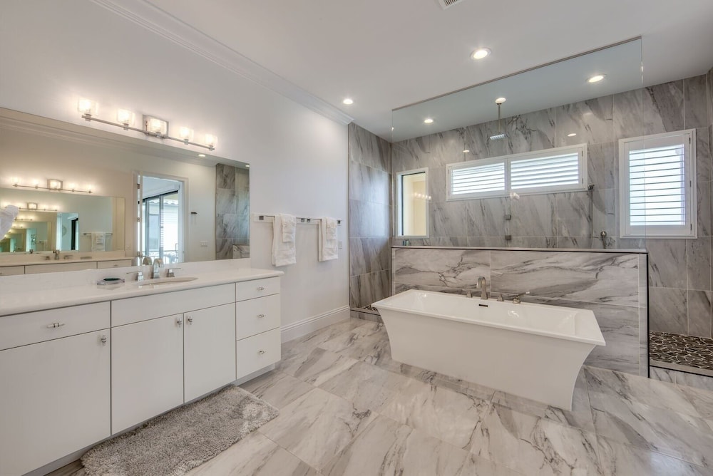 3552/3554 Big Kahuna Oasis: 10br, Pools & Beach Access 10 Bedroom Home