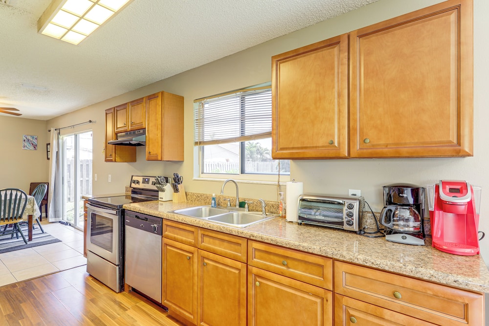 6 Mi to Beach: Port St Lucie Home w/ Fenced Yard