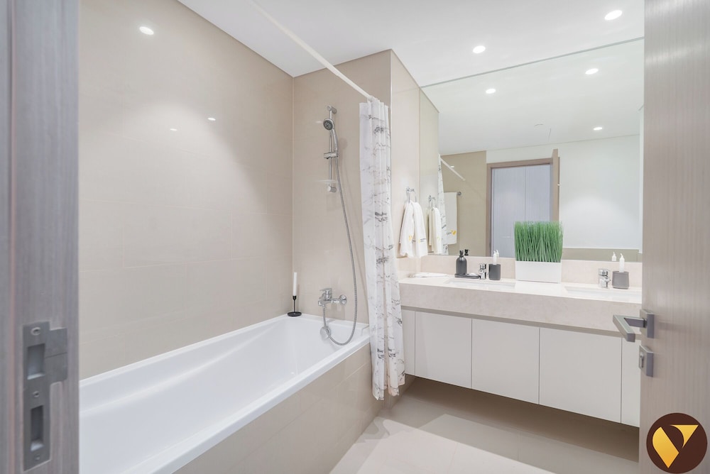 Luxury 2BR in ACT 1 Near Dubai Mall