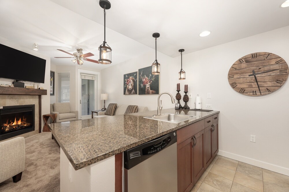 Premium Unit 4663 - One Bedroom w/Full Kitchen - Fraser Crossing/Founders Pointe 1 Condo