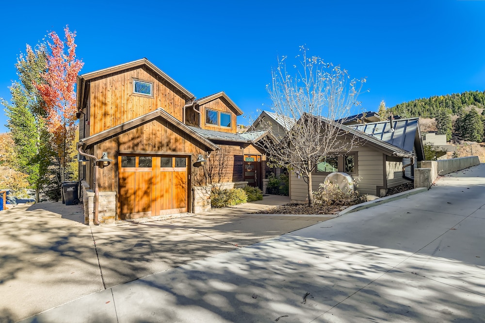 King Road Luxury Lodge, Private Hottub, Game Room, Media Room 45 4 Bedroom Home