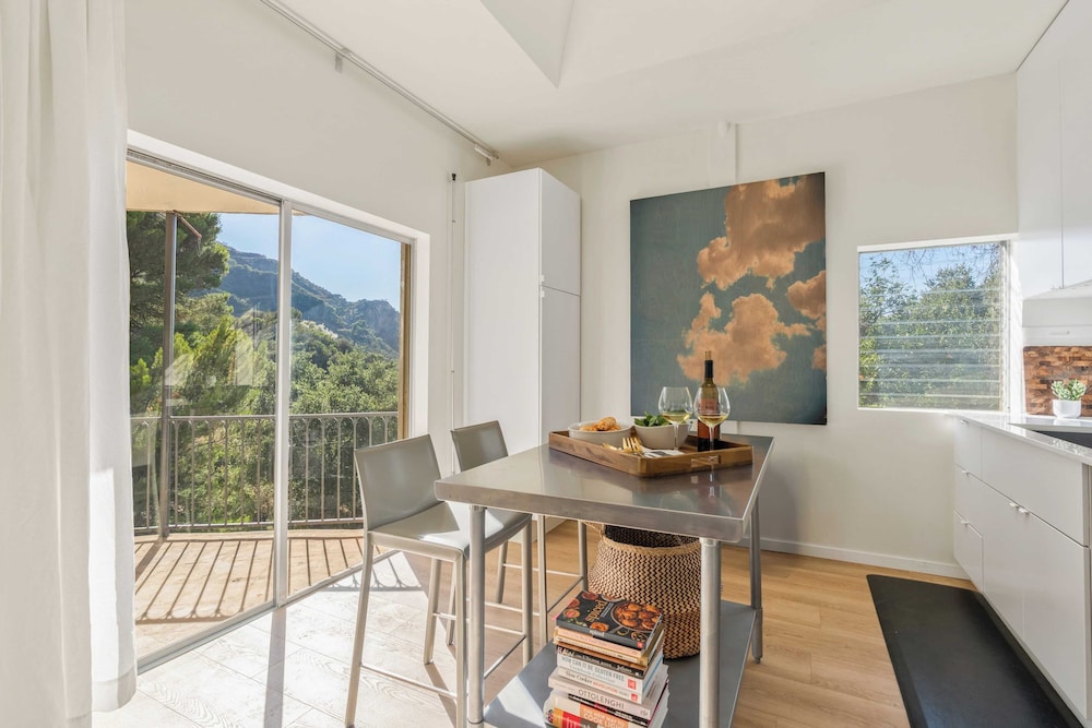 Sleeps 10, Luxe 2 Homes Malibu Hills Retreat Cielo Estate by Avantstay