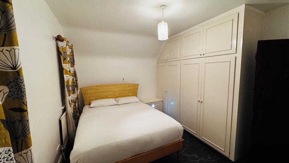 Spacious 4 Bedroom House in St Albans view 3