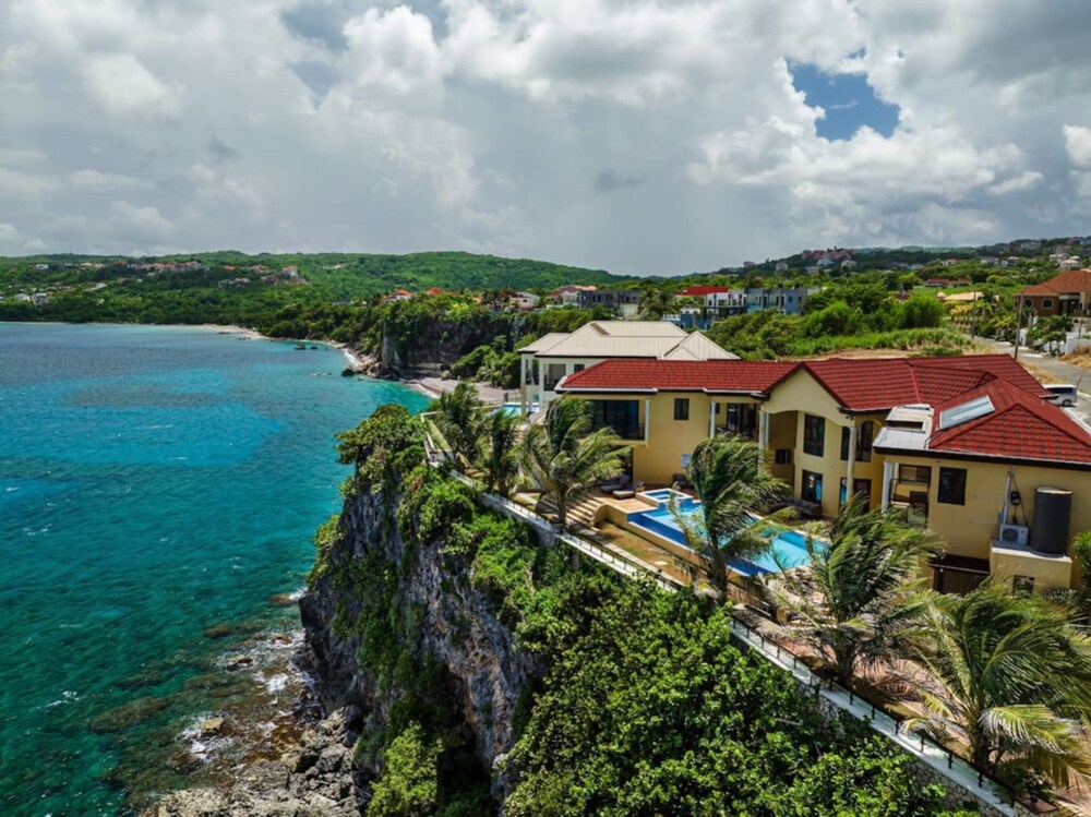 Luxury Oceanfront Villa in Tower Isle