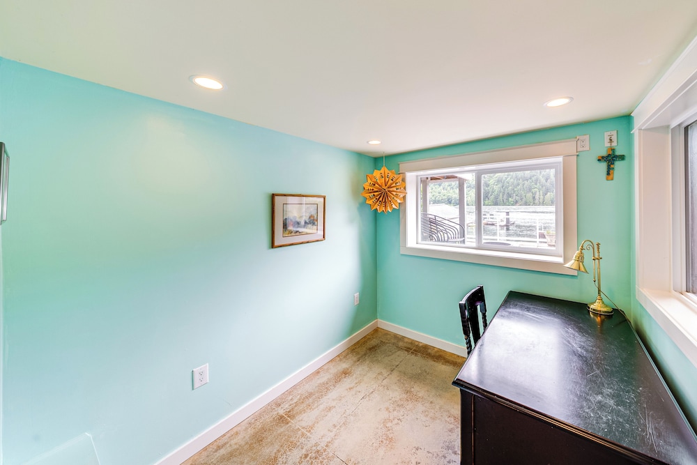 Waterfront Home on Lake Samish w/ Hot Tub & Dock!