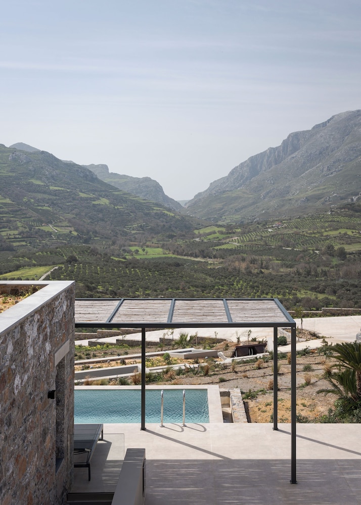 Neromai Cave Luxury Villas