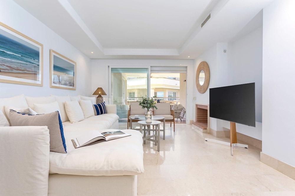 Bright Apartment Front of Beach Guadalmansa Beach