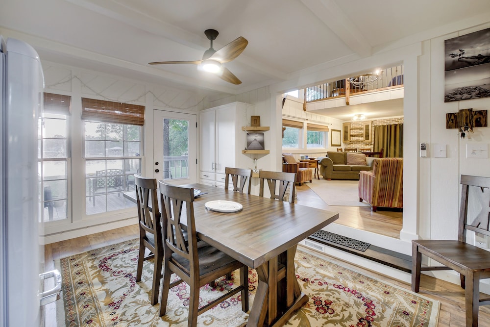 Waterfront Escape w/ Hot tub & Dock in Eatonton!