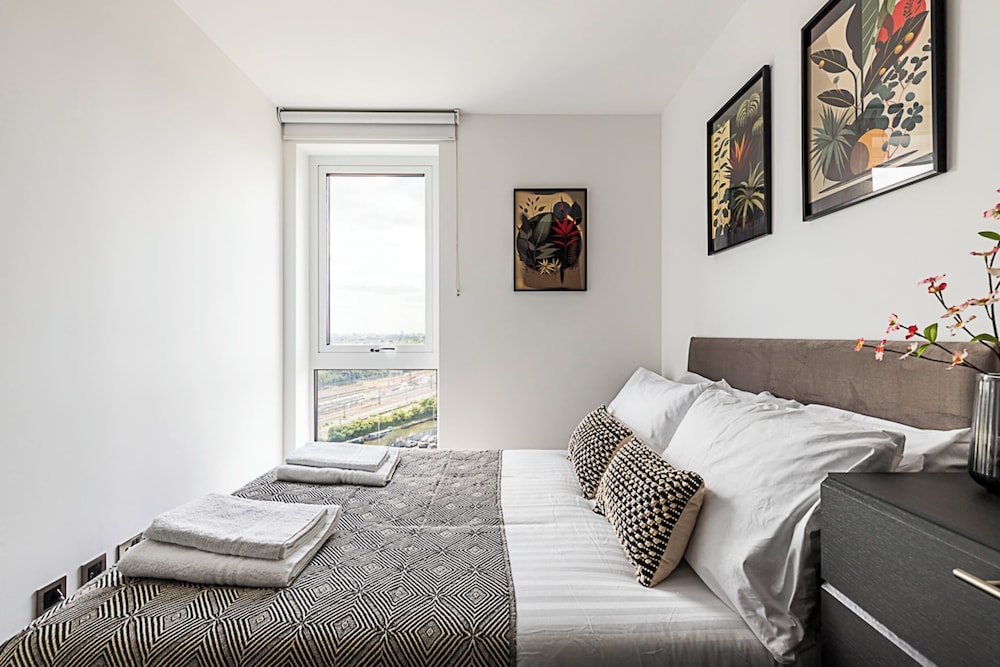 Chic and Sleek Sky-high Apartment view 2