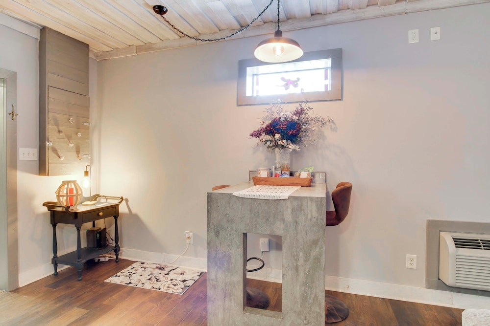 2 Mi to Self Regional MC: Updated Apartment