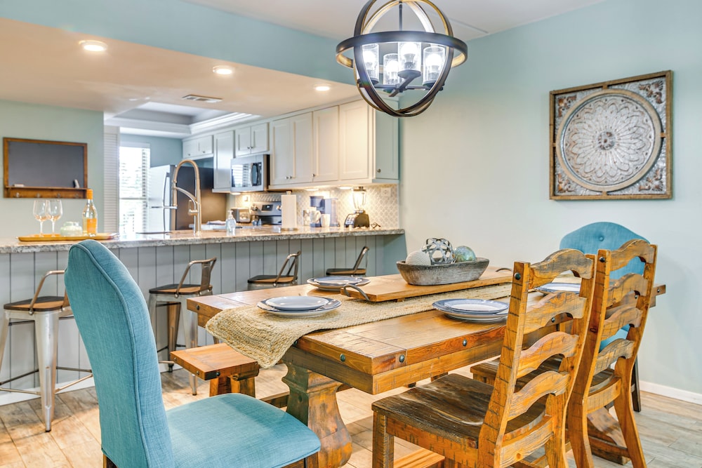 Walk to Beach: Condo w/ Pool Access in Texas!