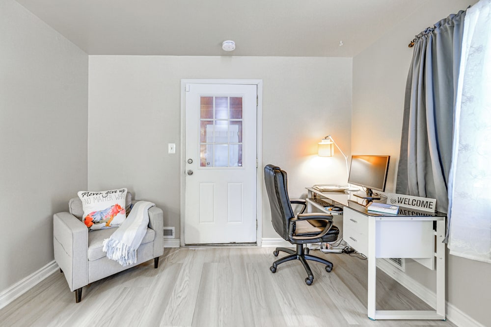 15 Mi to Dtwn Detroit: Cozy Family Home w/ Yard!