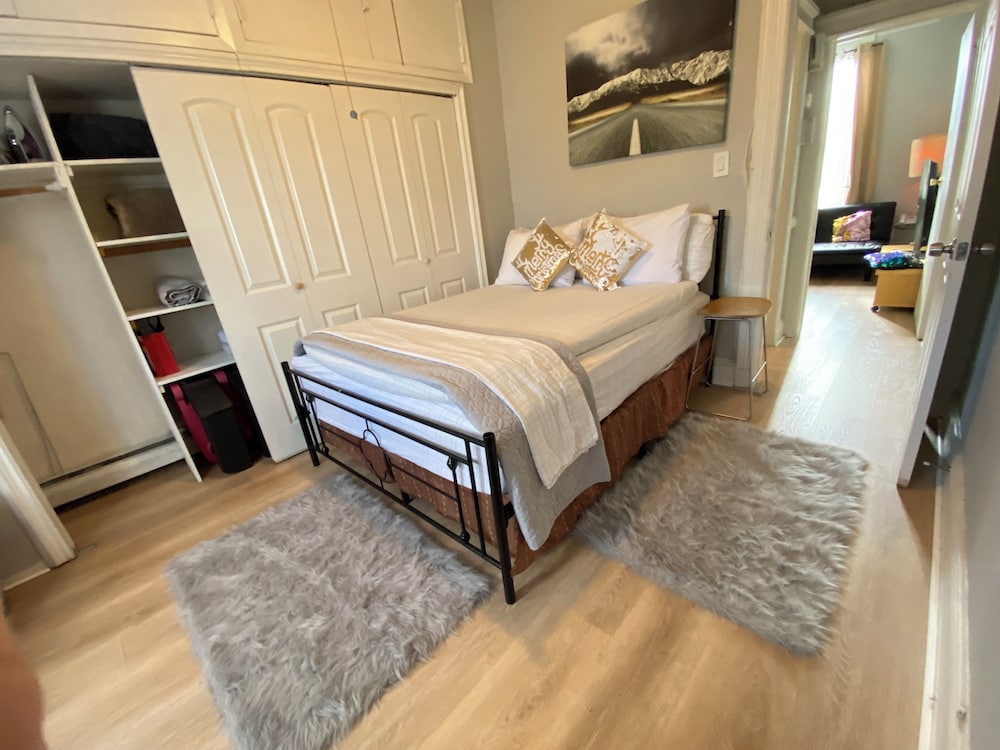 Charming 2 Bedrooms apt One Step to NYC