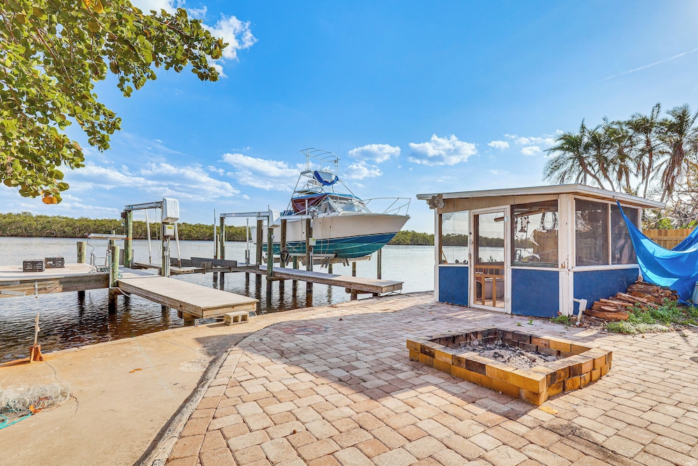 6 Mi to Beach: Riverfront Home in Ruskin!