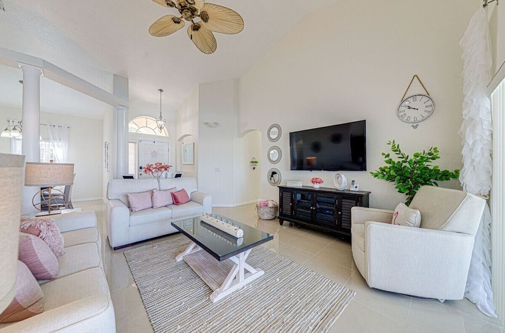 Elegant 4Br Retreat W/ Stylish Interior & Kitchen
