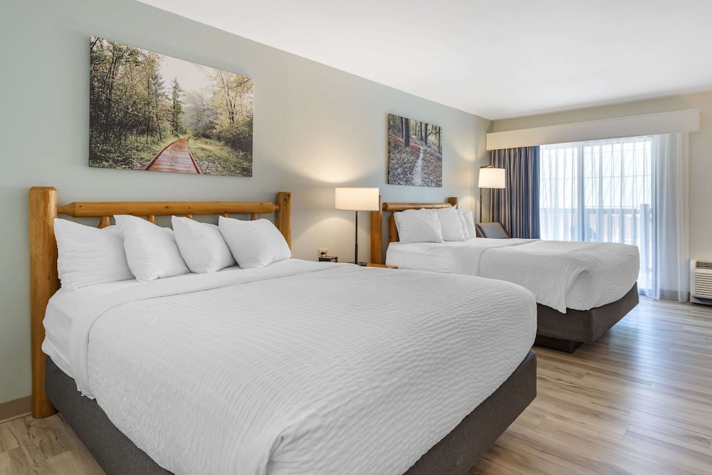 Three Bears Waterpark Resort Near Tomah, Ascend Collection Hotel