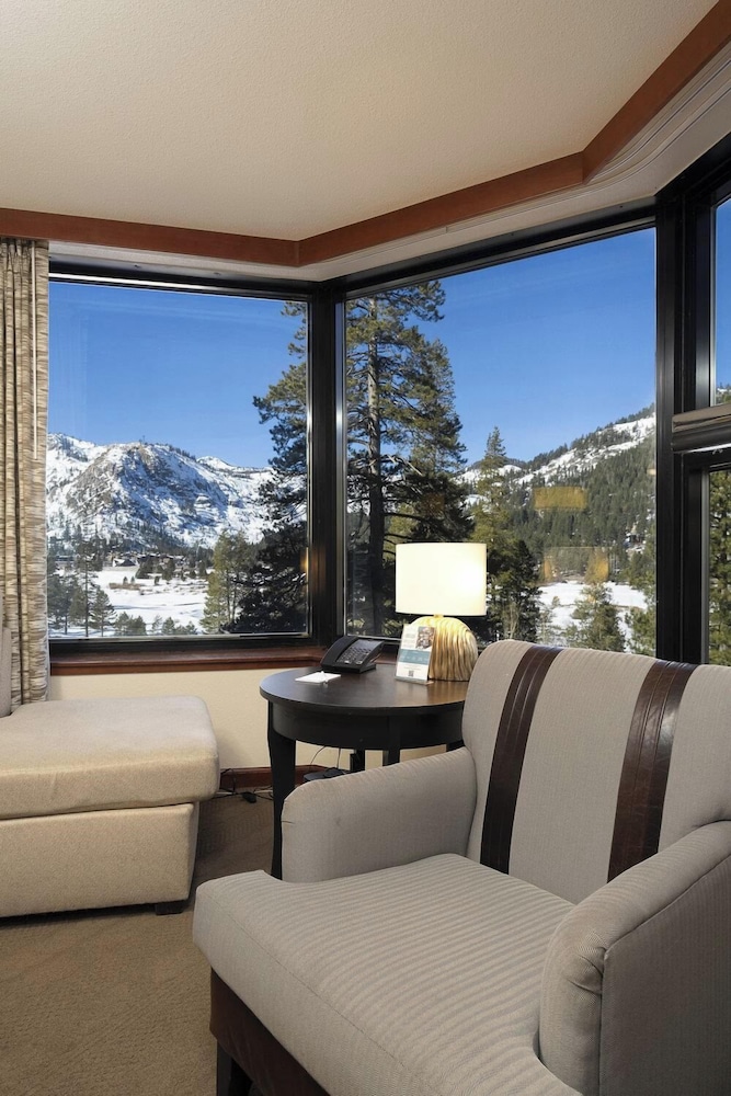 1BR Condo w/ Access to Resort Pools, Spa & Gym