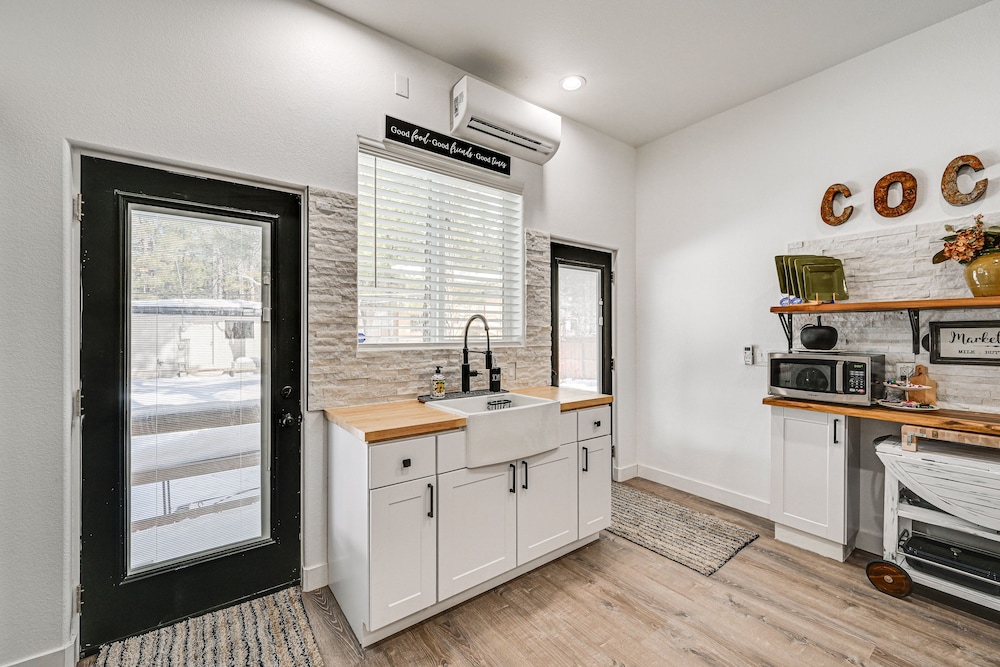 Grill & Patio: Charming Cabin in Munds Park