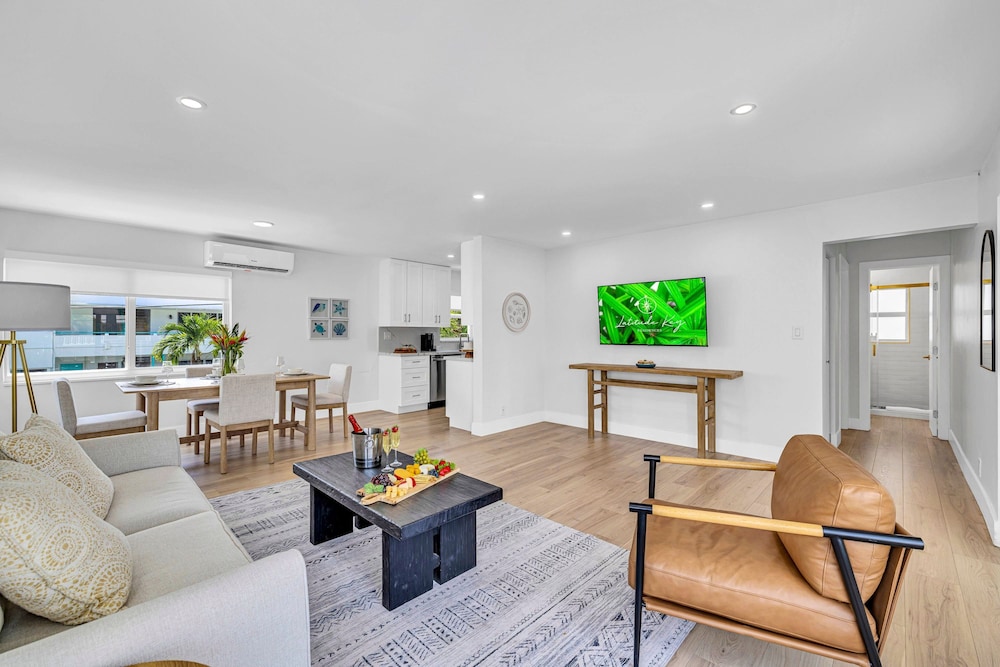 Beach Condo King Bed Lush Patio w BBQ Birch Key Seven