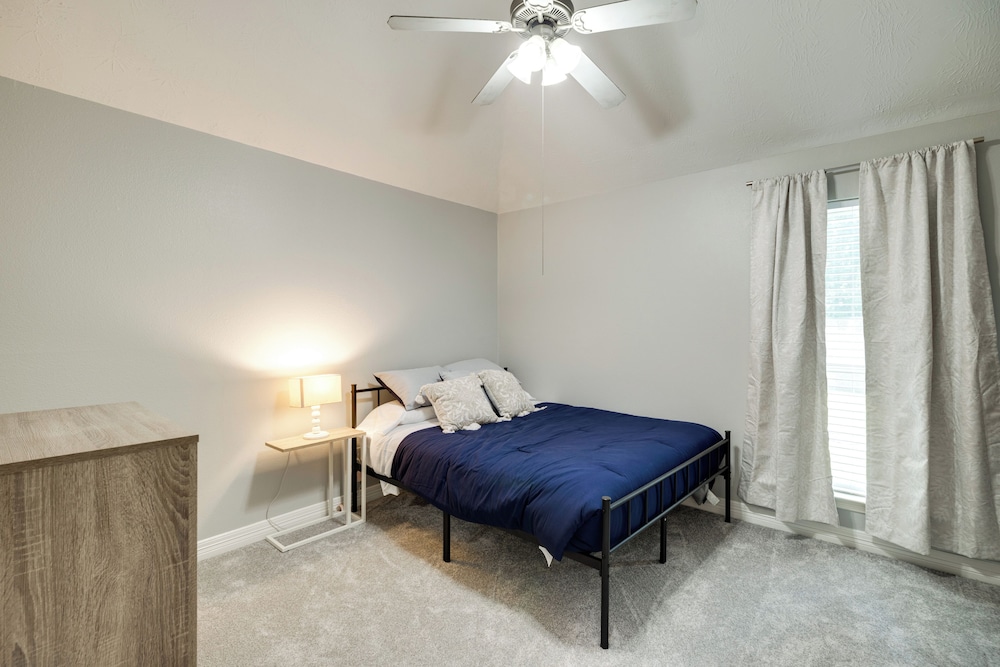 Private Acreage, Pergola & Fire Pit: Baytown Home