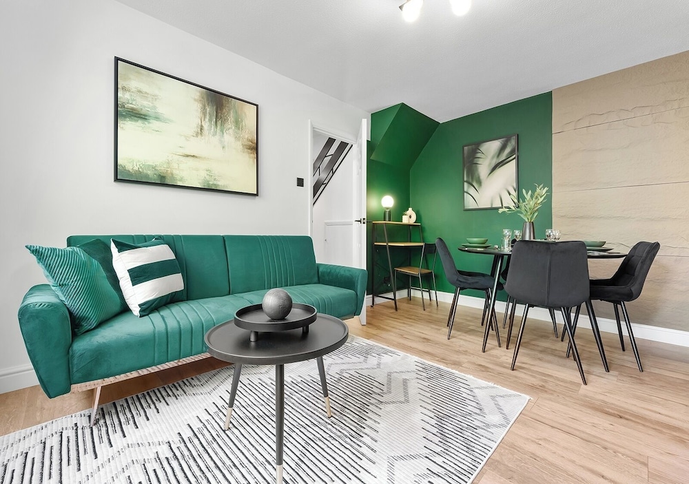 2BR Flat, Free Parking, Close to Airport & Centre