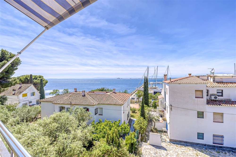 Apartment in Roses Near Platja Dels Palangrers