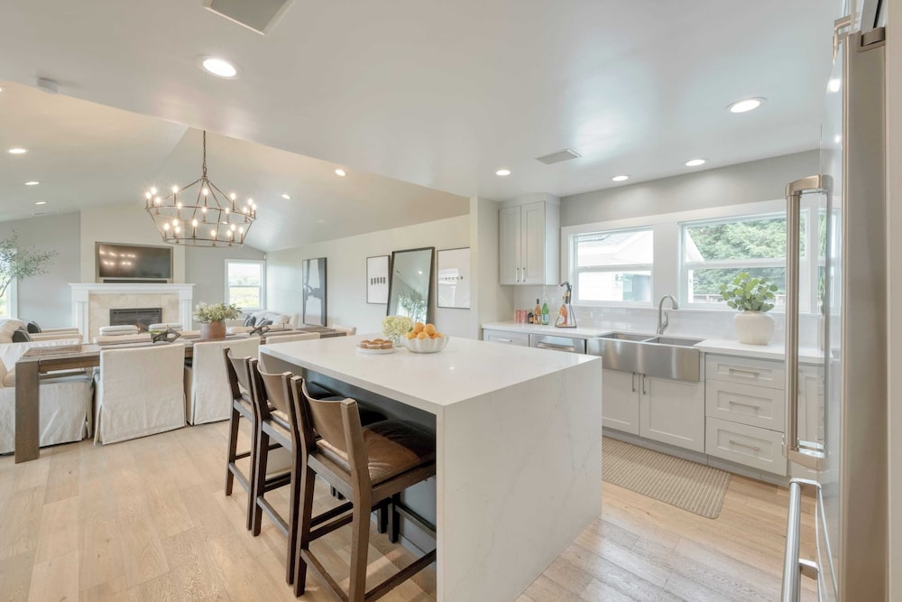 Chic Sonoma Oasis w/ Pool, Bocce, Hot Tub + Minutes to Downtown