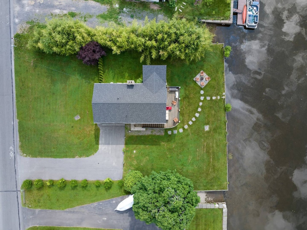 Mod Artist Home With River Views