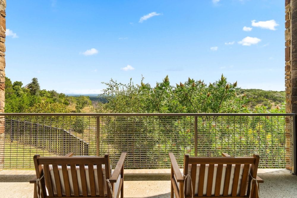 Luxury 7BR Hill Country Gem With Barndominium