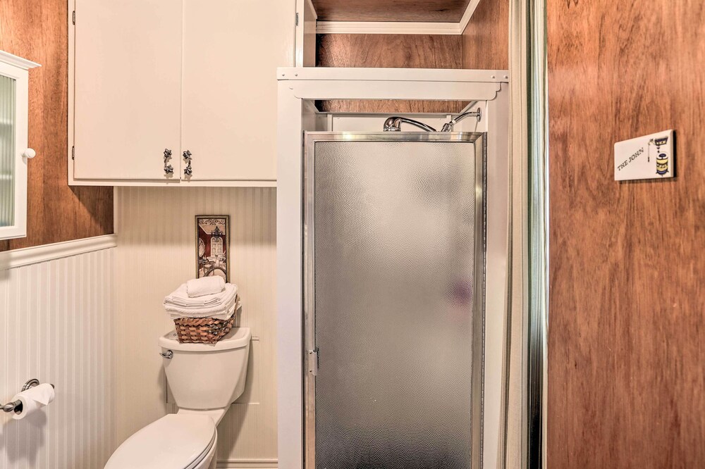 Cozy Crestline Cabin, Close to Lakes, Parks!