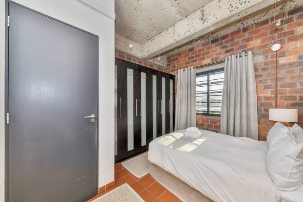 Modern Industrial 1BD Apartment - Cape Town view 4