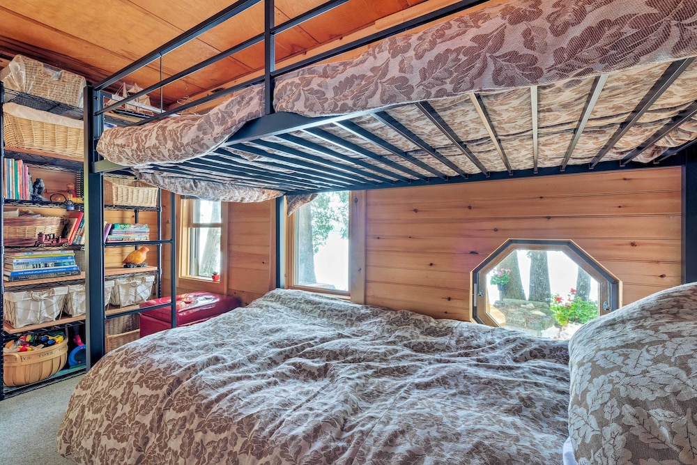Cozy Lakefront Madison Cabin w/ Dock & Kayaks